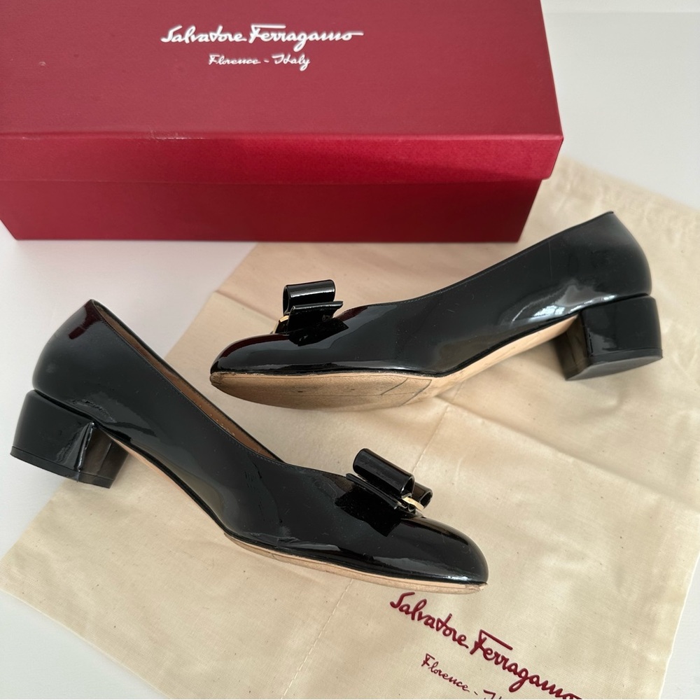 Ferragamo Vara Bow Low-Heel Pumps Patent Leather - Picture 2 of 9